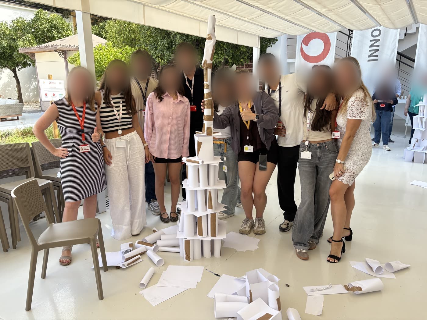 Equipo de Santander junto a la torre construida en una dinámica de 6 Grados