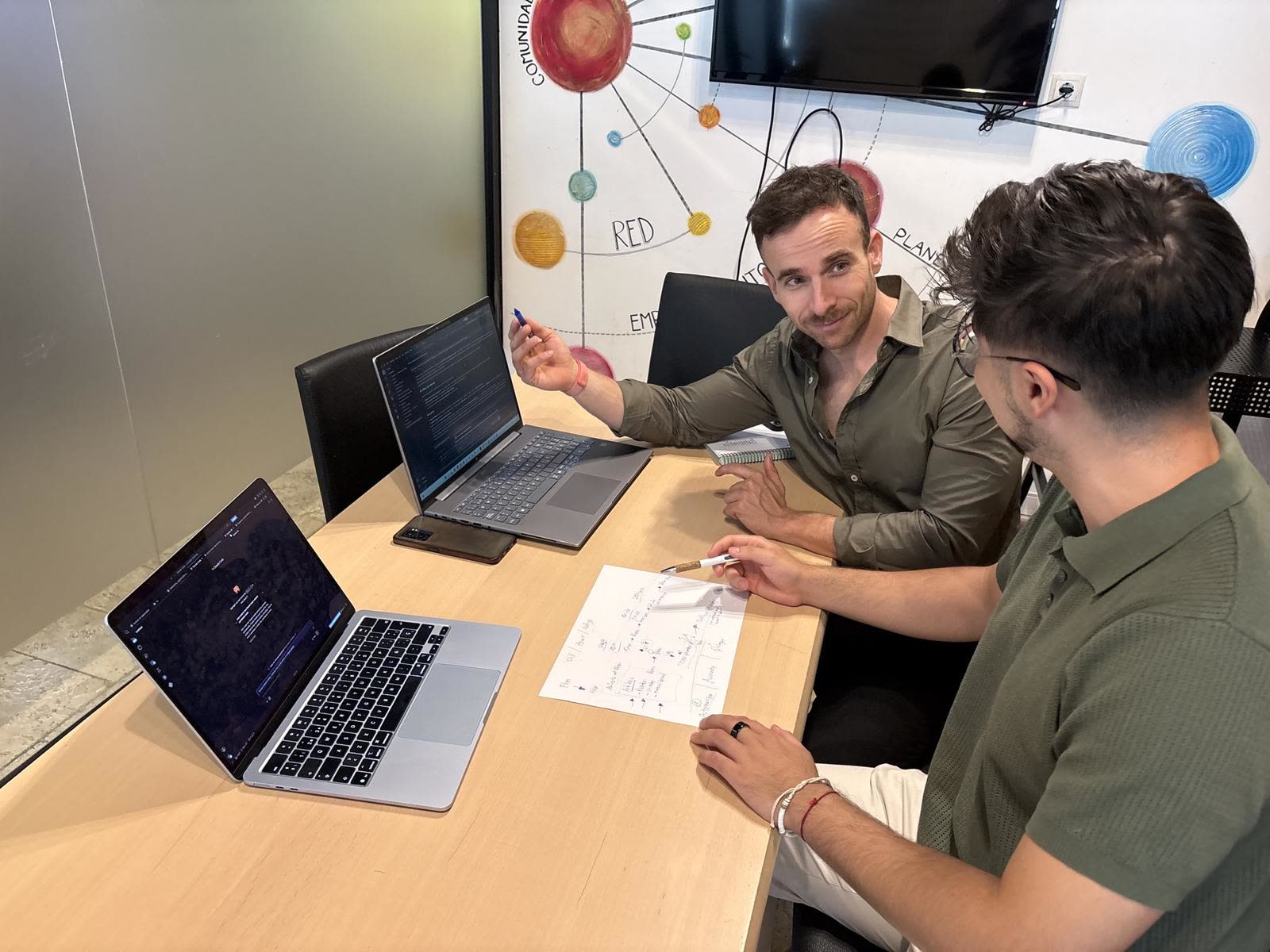 Equipo de 6 Grados trabajando en una mesa