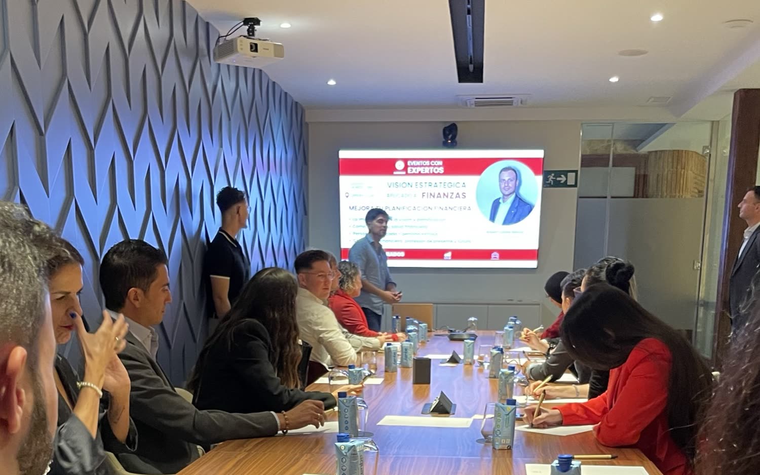 Equipo de dirección trabajando en una mesa de reuniones con 6 Grados